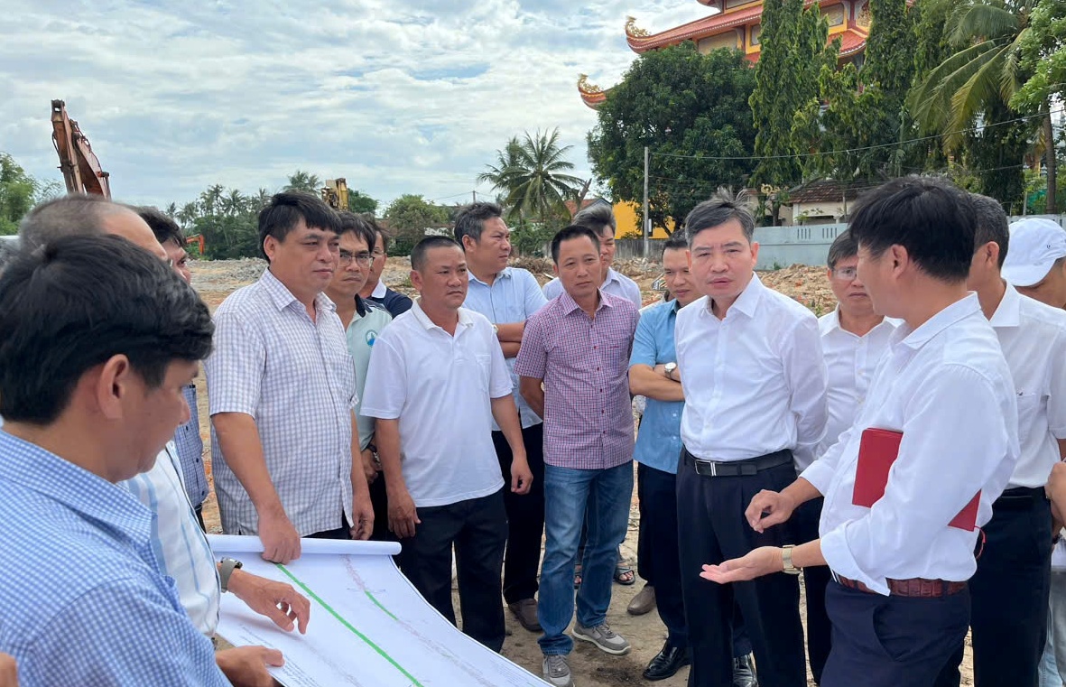 Chủ tịch UBND tỉnh kiểm tra thực địa tuyến đường bộ ven biển khu vực phía Đông tỉnh Đắk Lắk